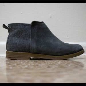 Toms kids 4 dark grey blue suede bootie